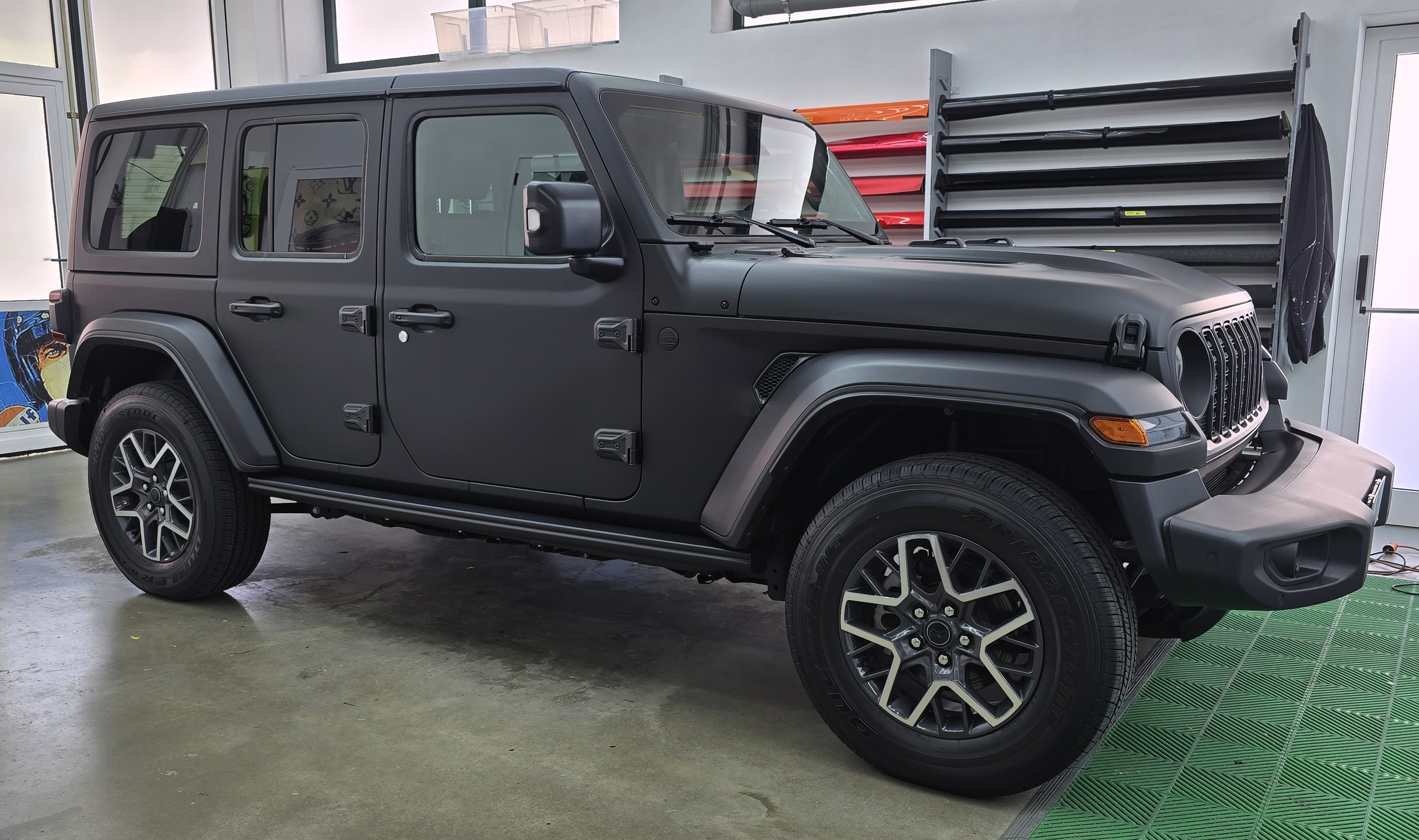 <b>Click to open image!</b> <b>Navigation tip:</b> Hover mouse on top of the right or left side of the image to see the next or previous image respectively.<br /><br />You are browsing images from the article:<br /><span class="sigProPopupCaption"></span>